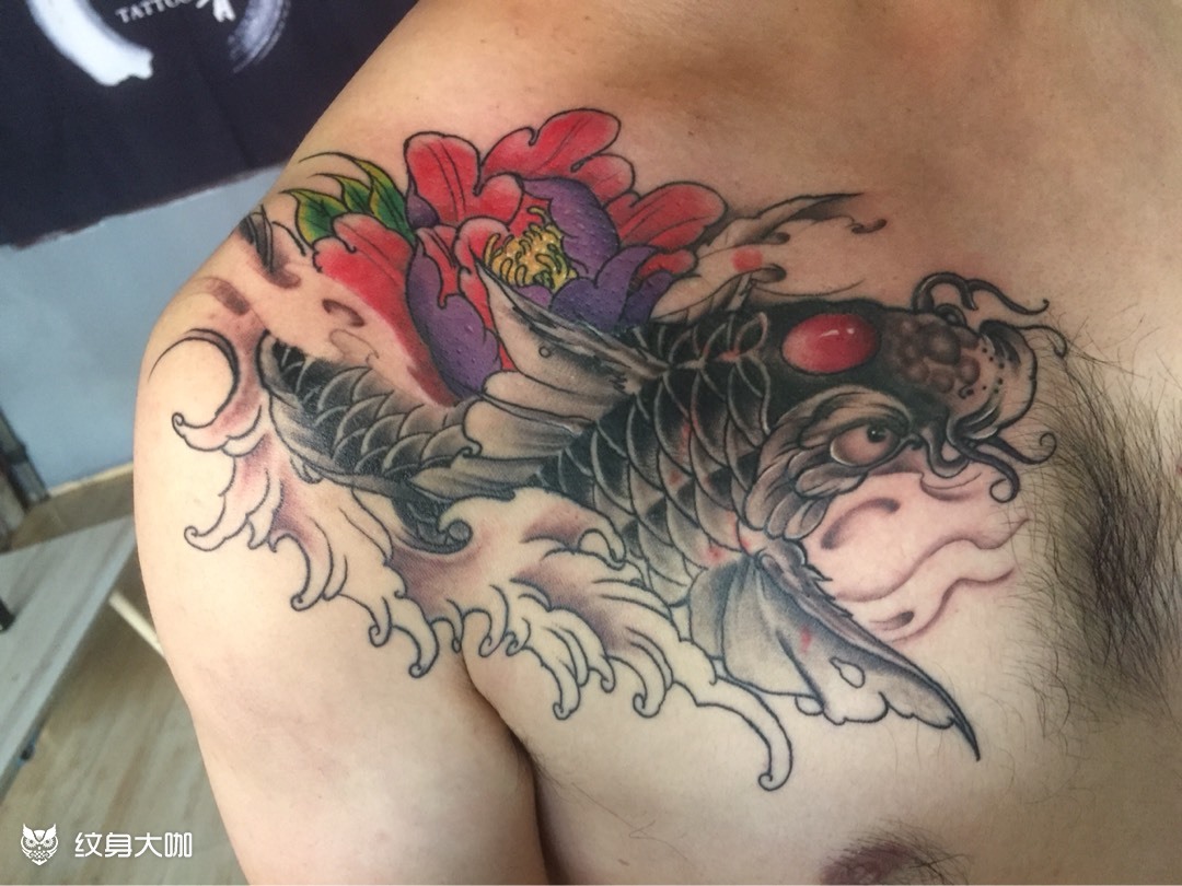 胸口鲤鱼_纹身图案手稿图片_小田的纹身作品集