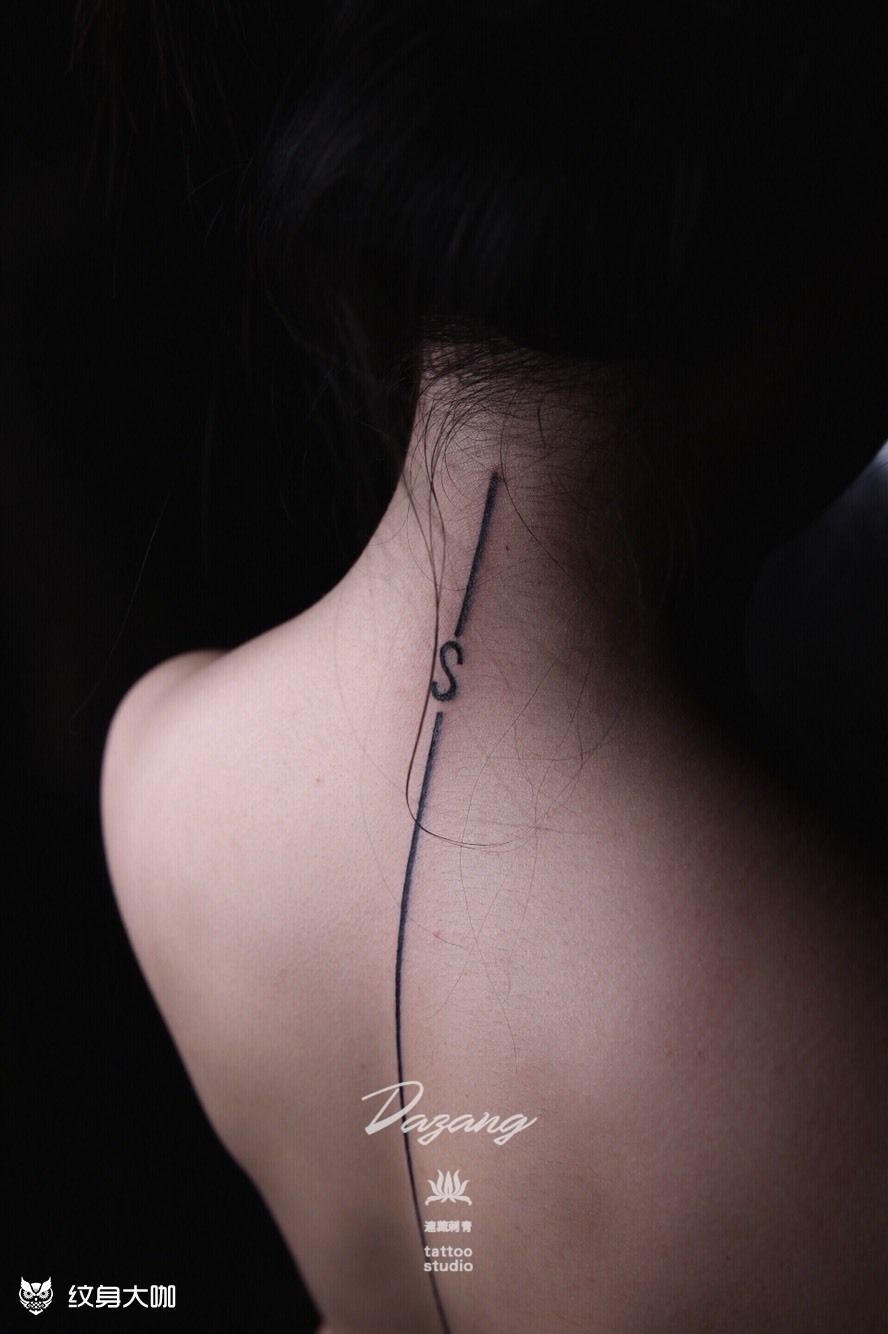 女生后背颈椎纹身唯美图片