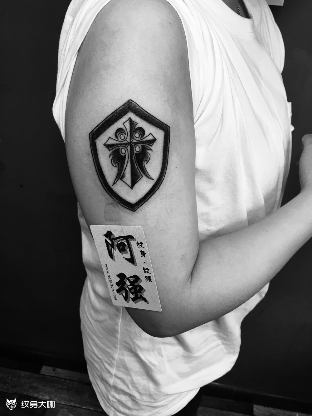 作品简介:比较有个性含义的纹身,盾牌纹身是帮客人设计的,美女偶然