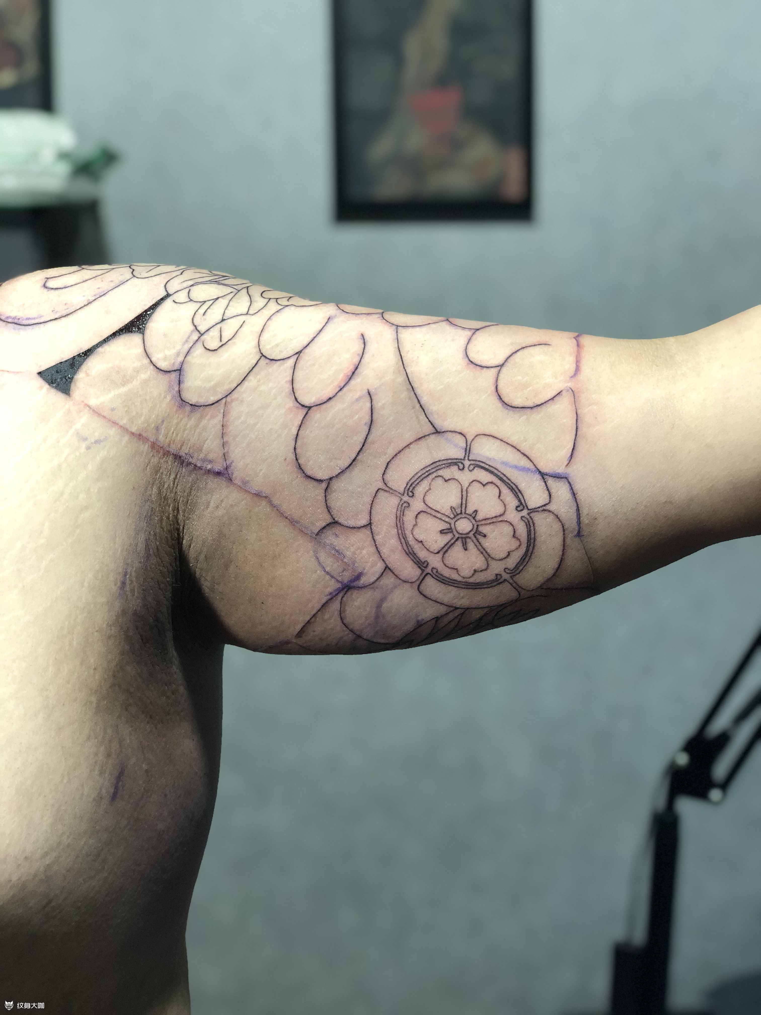 大臂菊花线条_纹身吧社区 - 纹身大咖