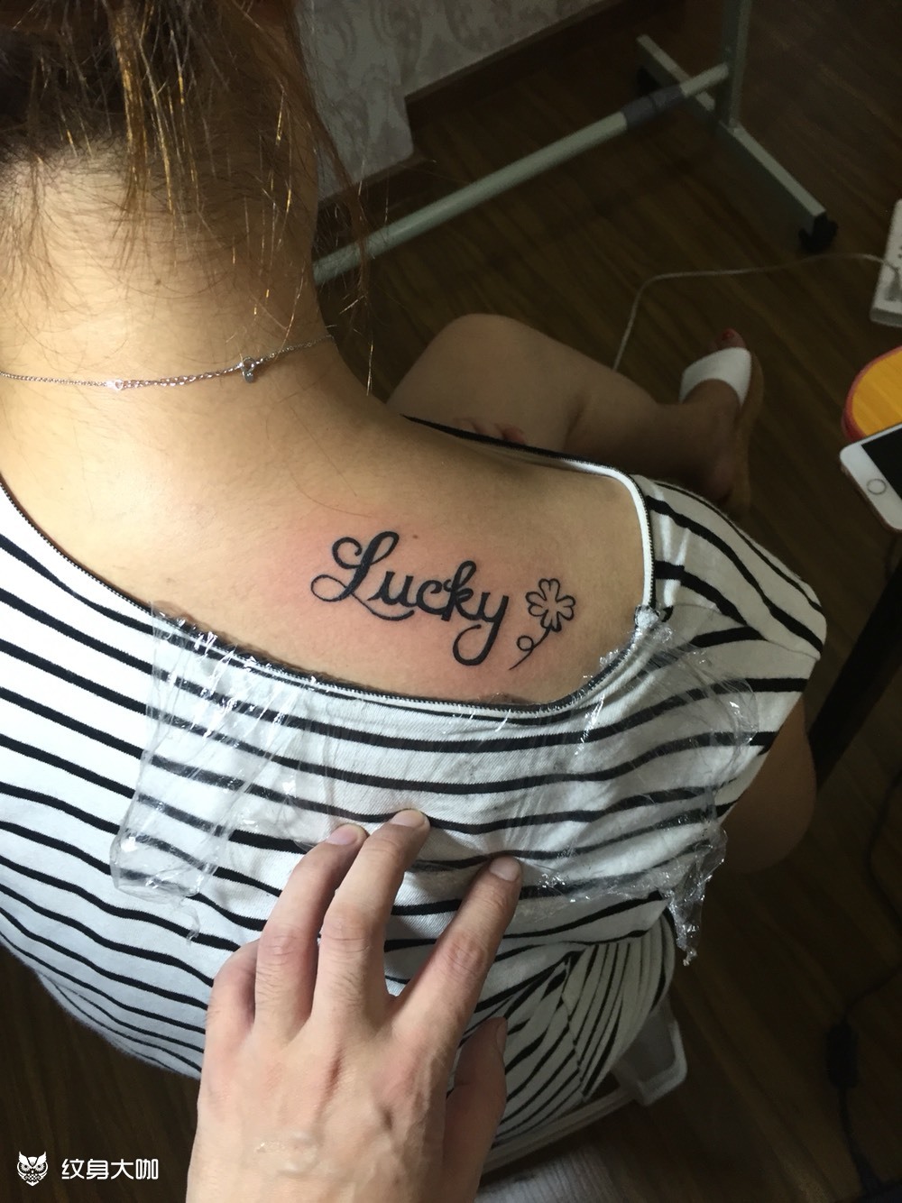 女生字母lucky纹身图片图片