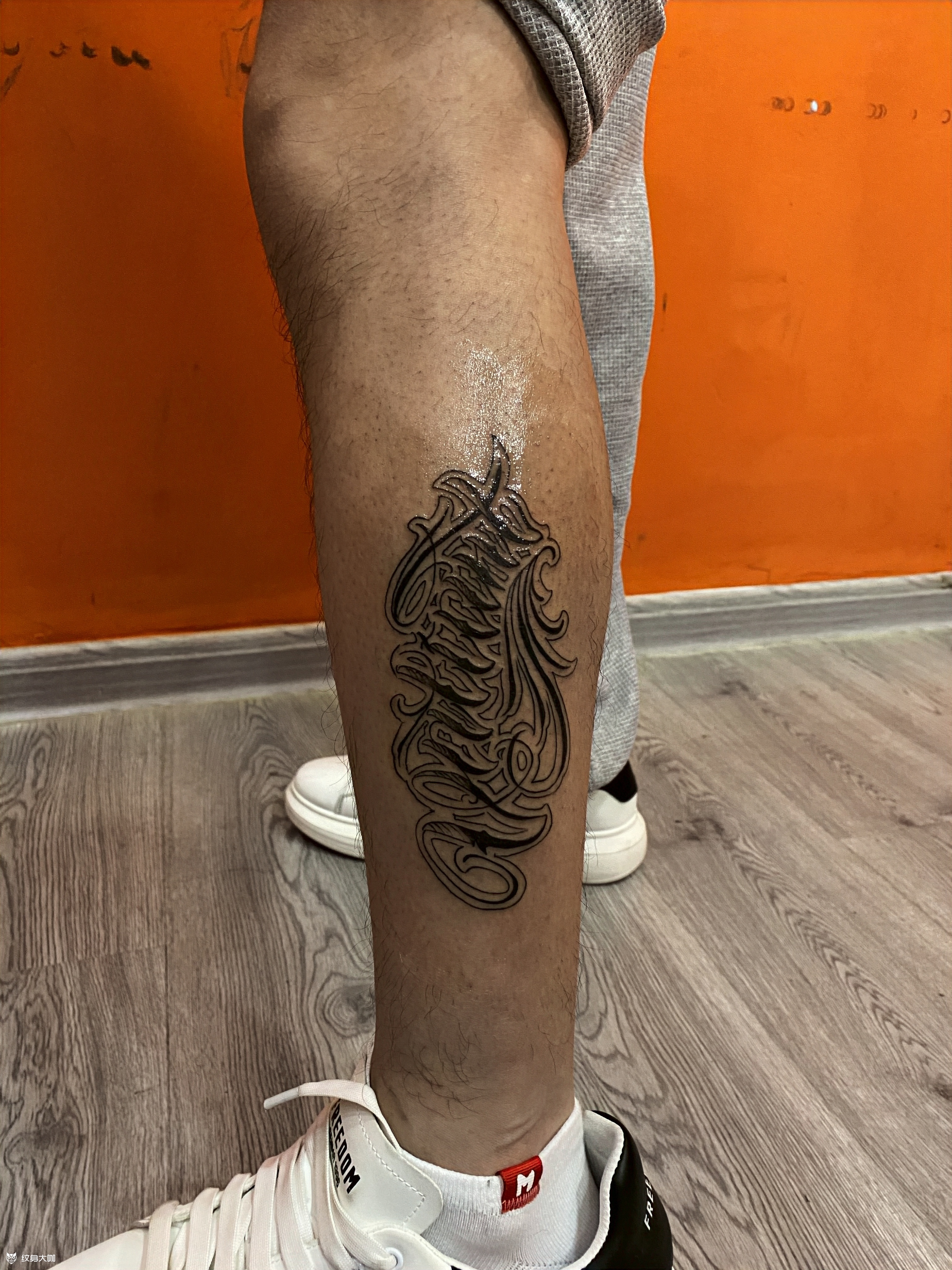 小腿花体字:勇敢_纹身吧社区 - 纹身大咖
