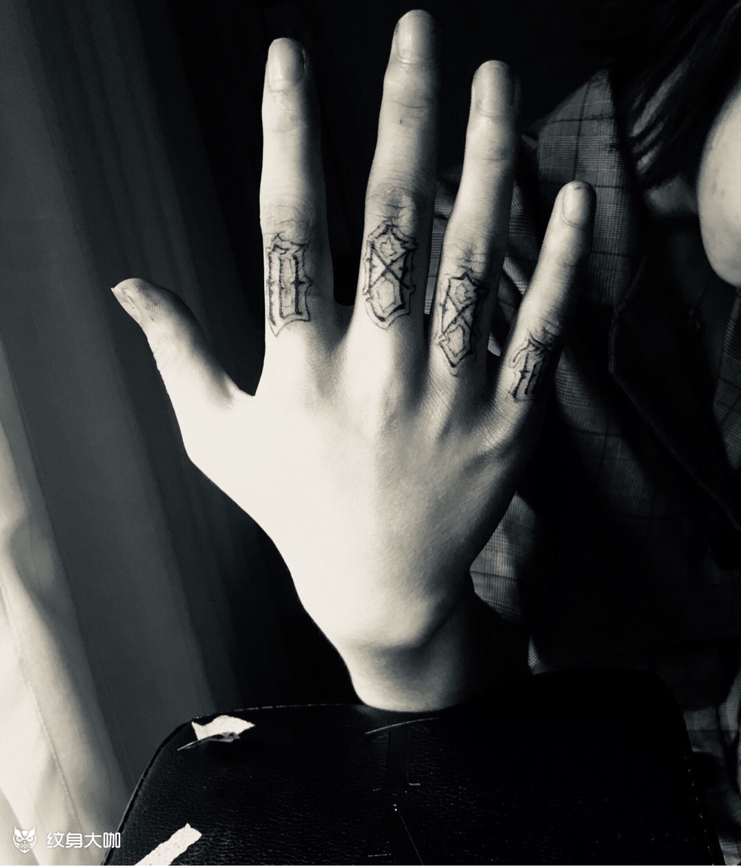 男生手指纹身 欧美图片