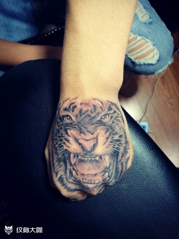 手背猛虎_纹身图案手稿图片_金蛇的纹身作品集