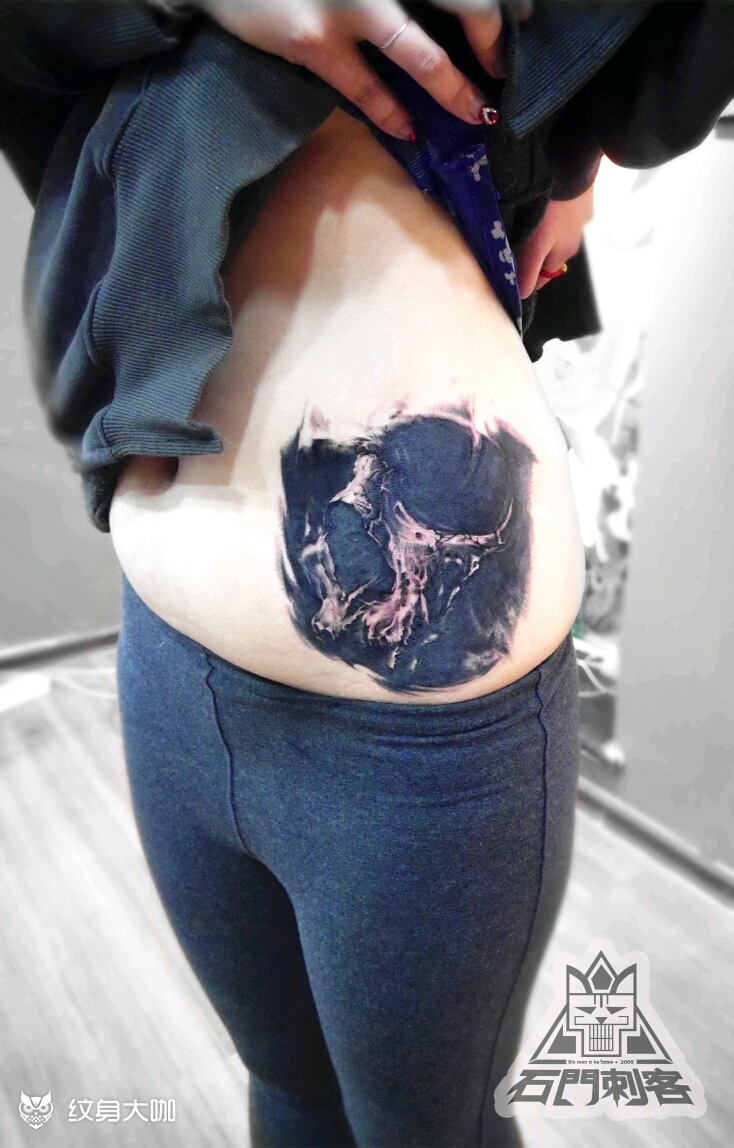 欧美写实骷髅遮盖旧纹身