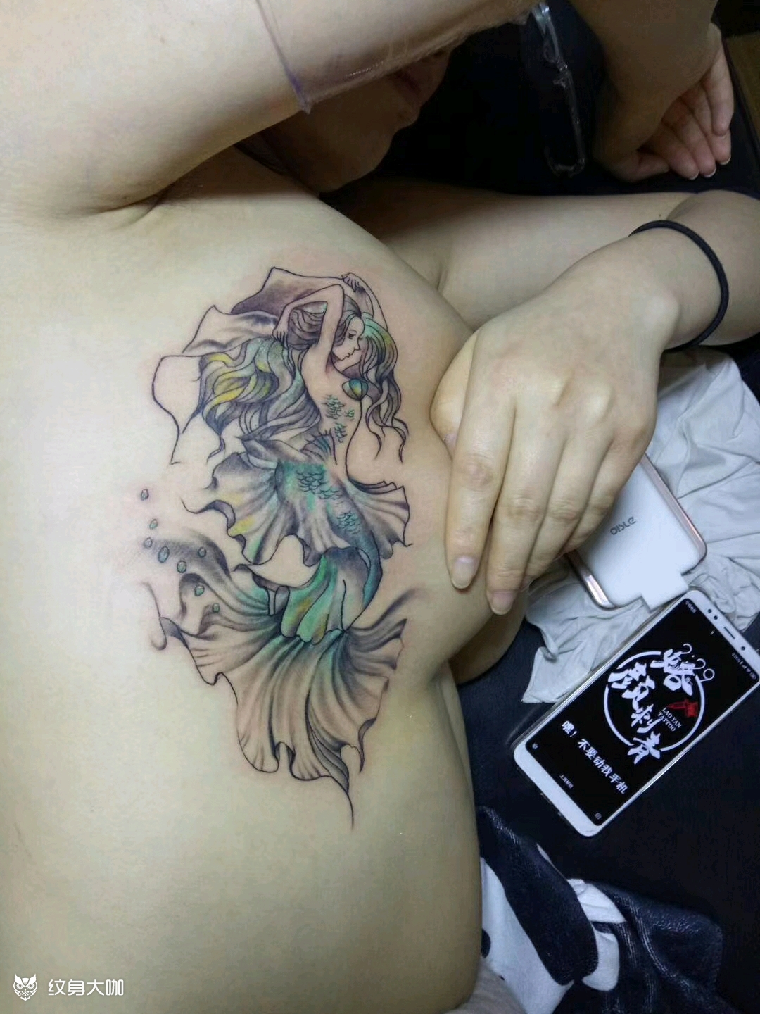 女生胸部美人鱼纹身
