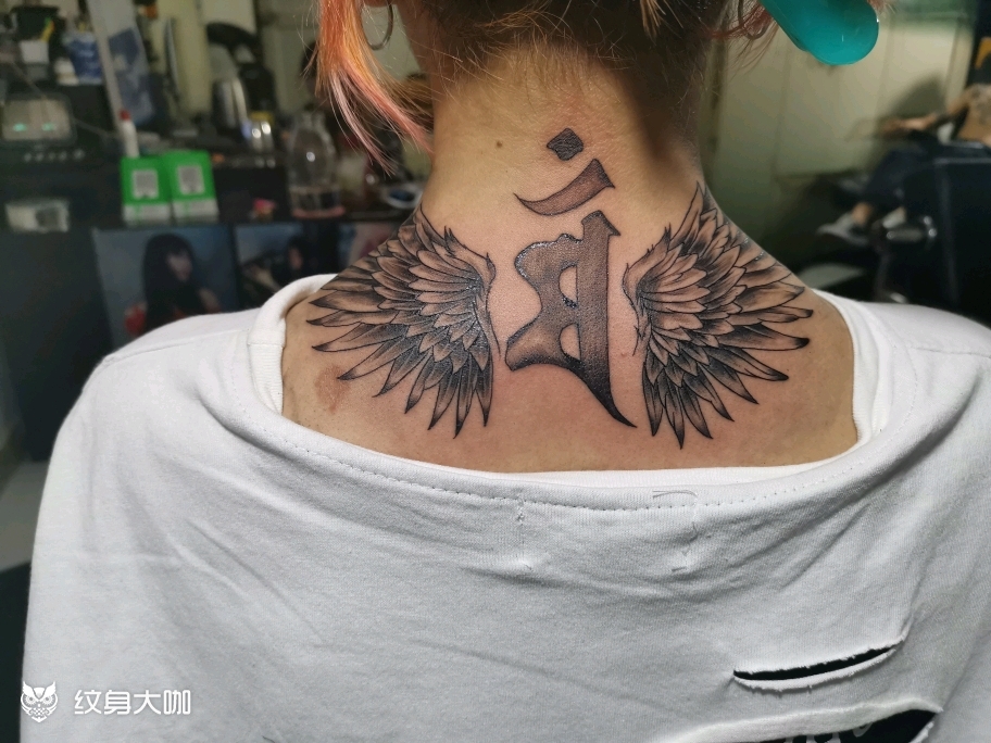 后颈纹身图案翅膀图片