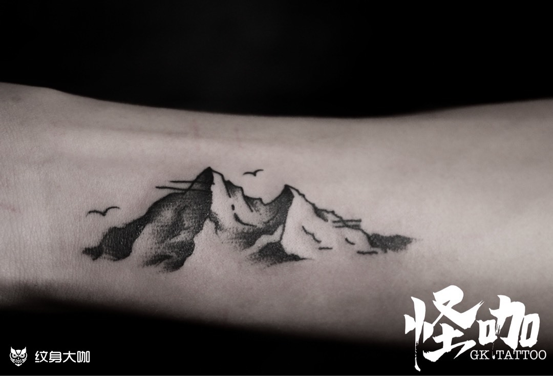 一座山的纹身图案图片