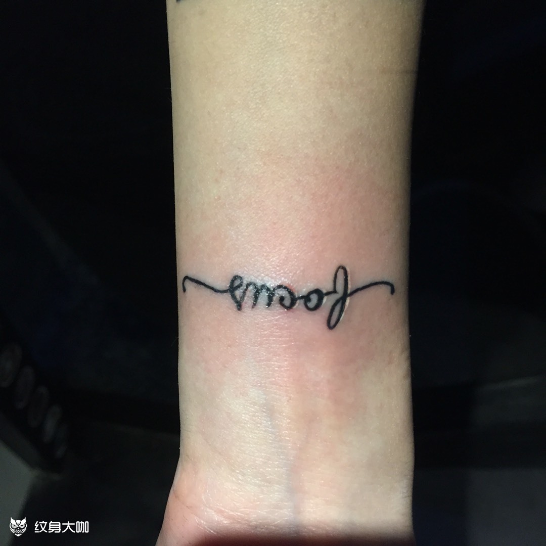 手腕小字母_纹身图案手稿图片_卢晓睿的纹身作品集