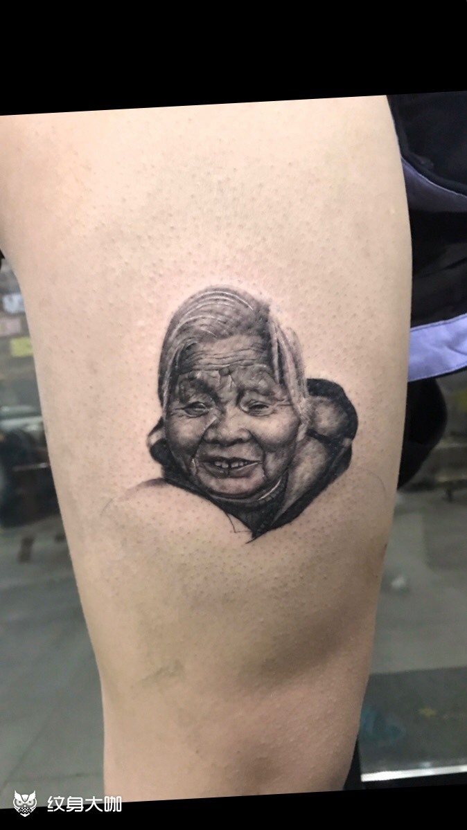 耗时11小时,用纹身的方式来纪念自己最亲人的也许也是一种幸福
