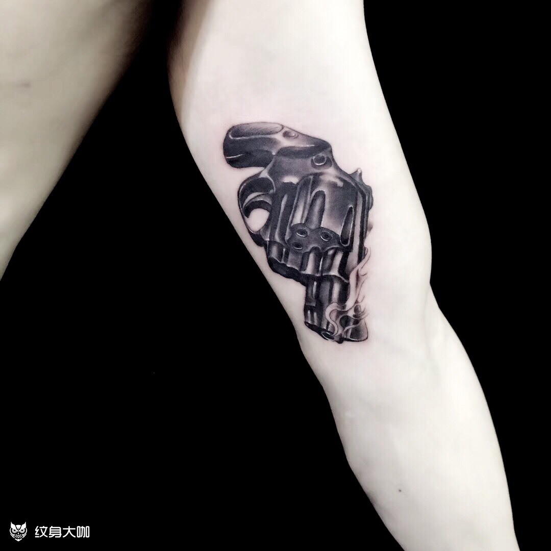 左轮手枪_纹身图案手稿图片_胡刚的纹身作品集