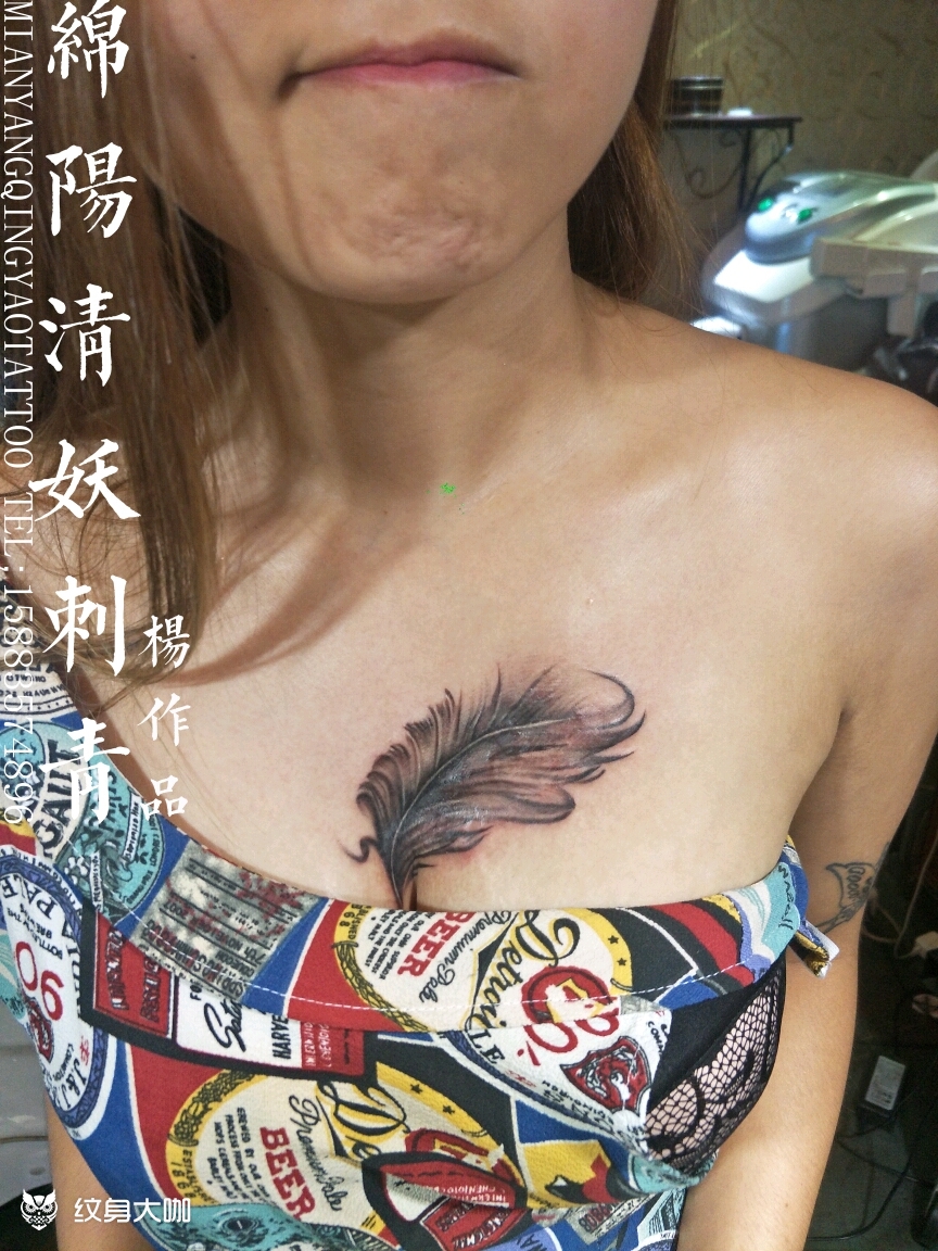 胸口羽毛纹身