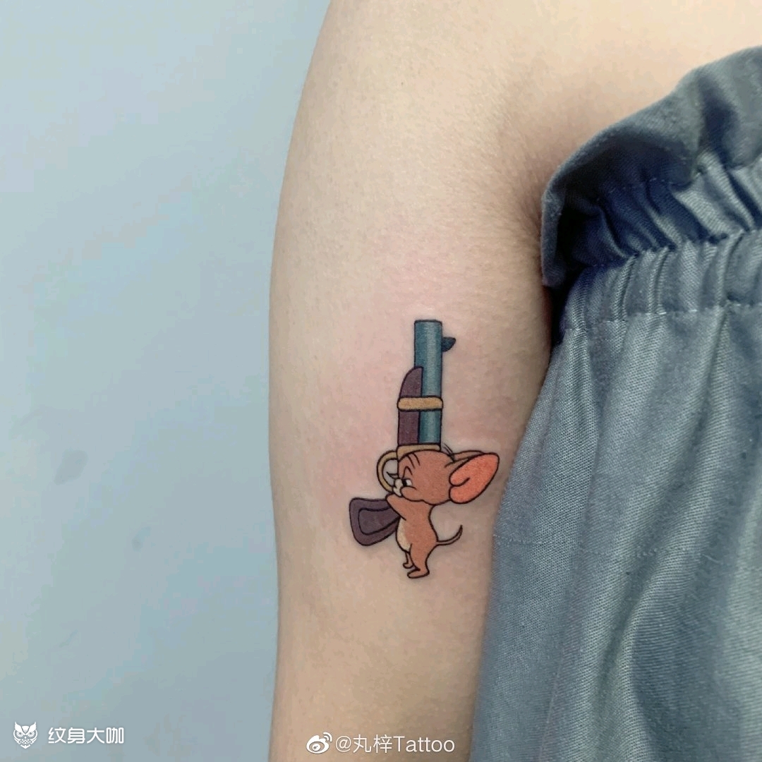 作品简介:【近期】 一只jerry纹身～ 儿时的回忆文身～ 猫和老鼠的