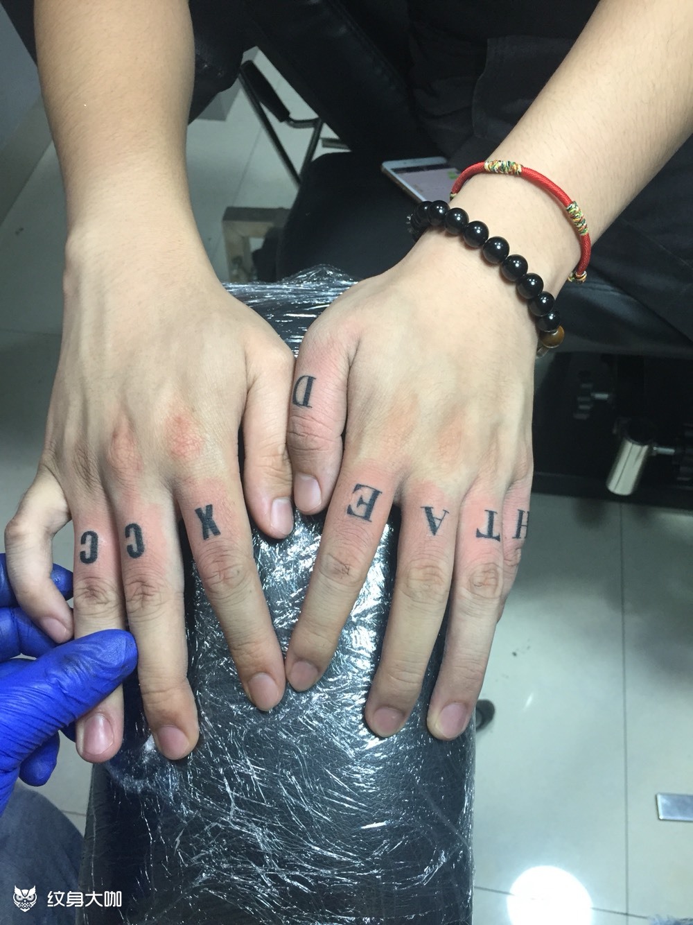 手指头纹身 字母图片