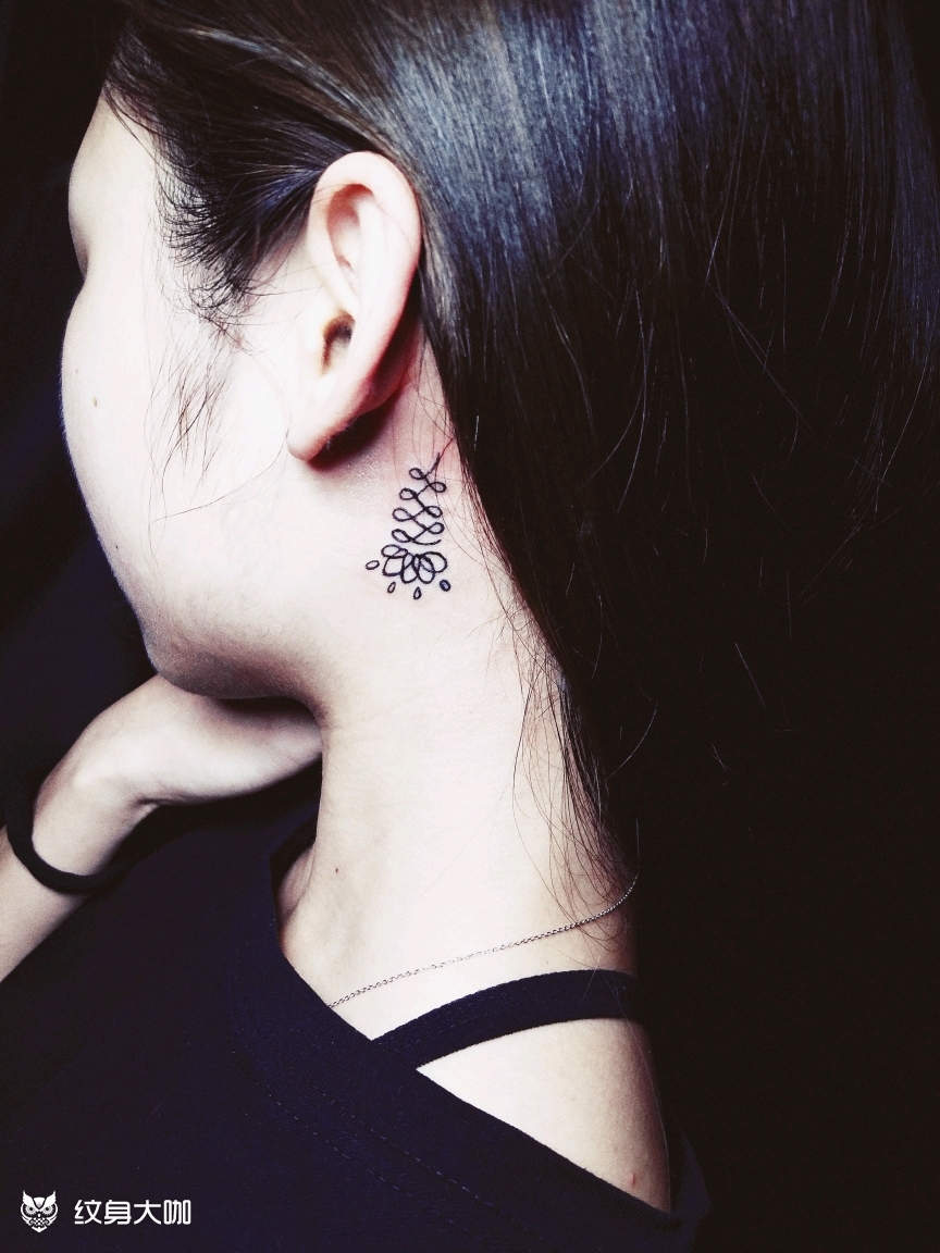 耳后小纹身