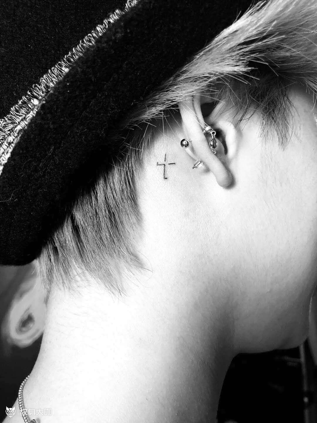 耳后十字架_纹身图案手稿图片_皮奴的纹身作品集