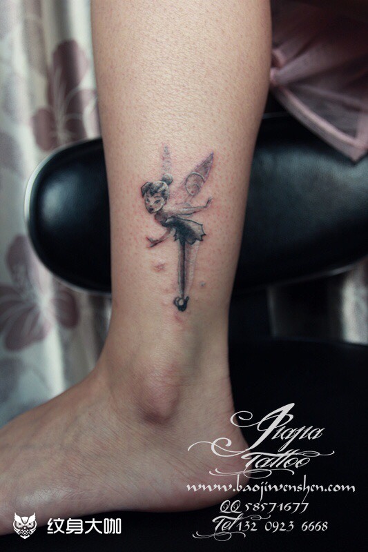 脚踝纹身小精灵