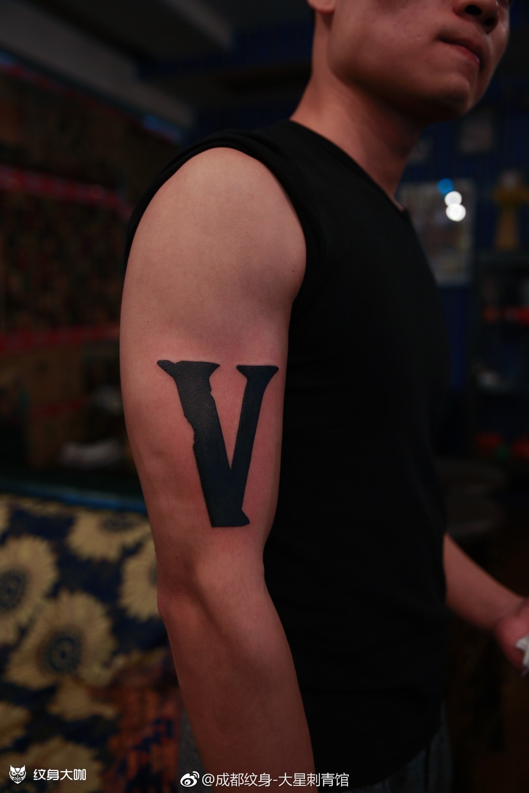 单独一个字母v纹身图片