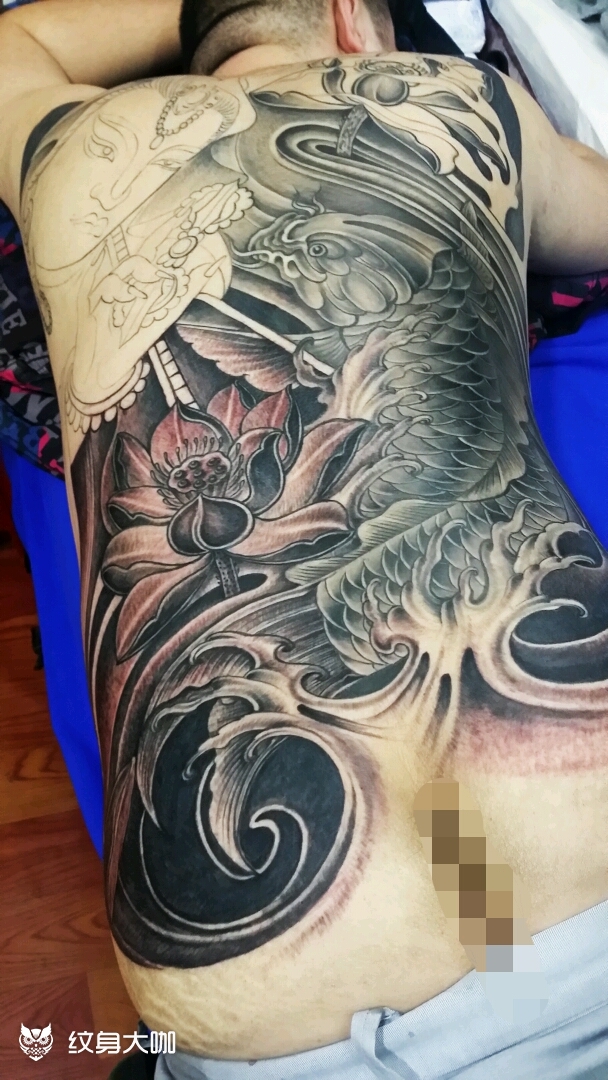 满背佛鲤鱼纹身_纹身图案手稿图片_杨明的纹身作品集