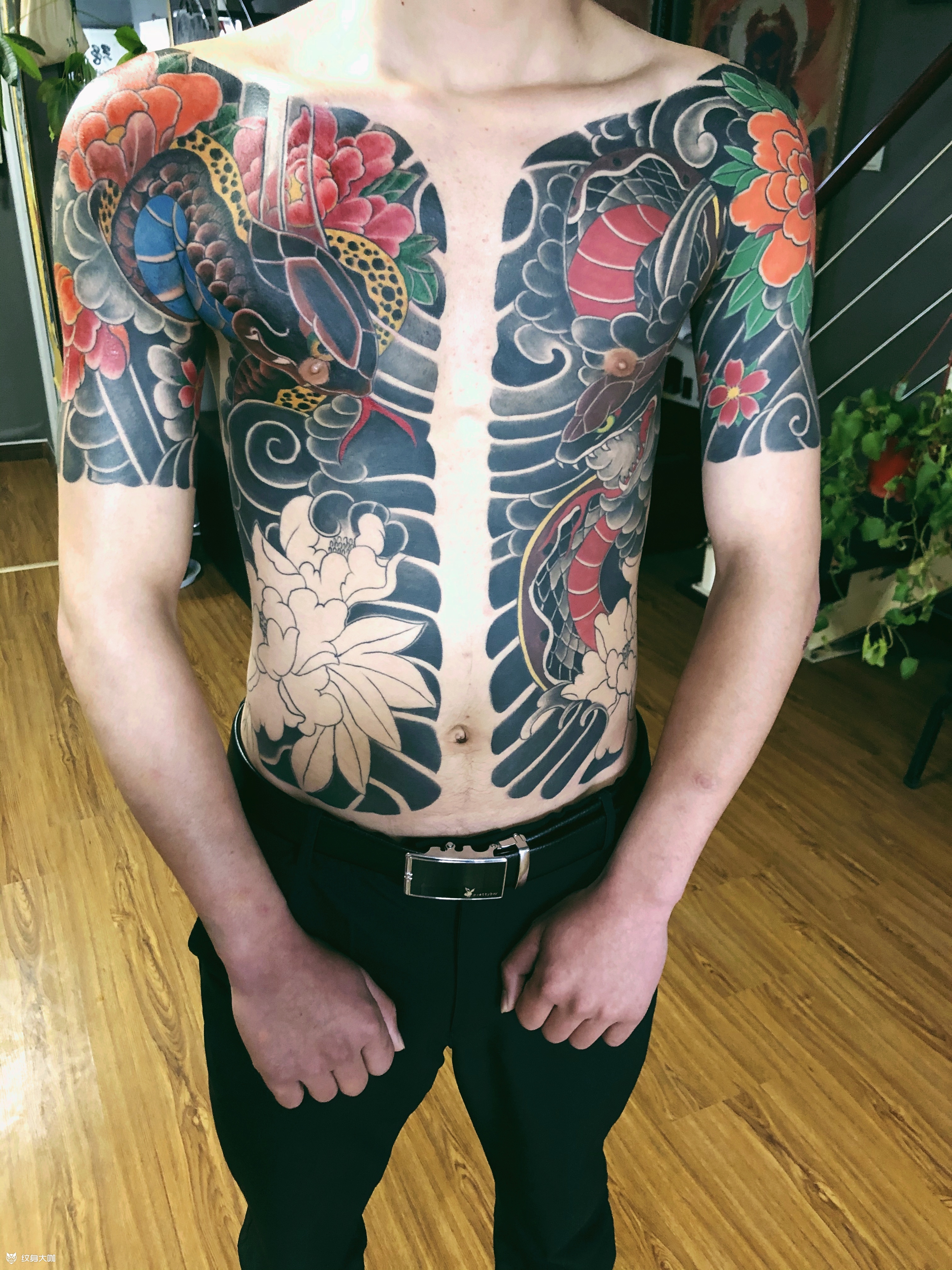 开衫蟒蛇戏牡丹