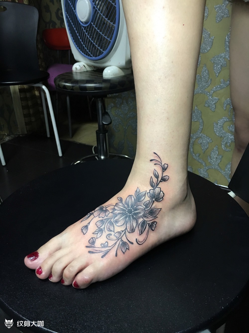 脚面个性黑灰樱花_纹身图案手稿图片_陈秀杰的纹身作品集