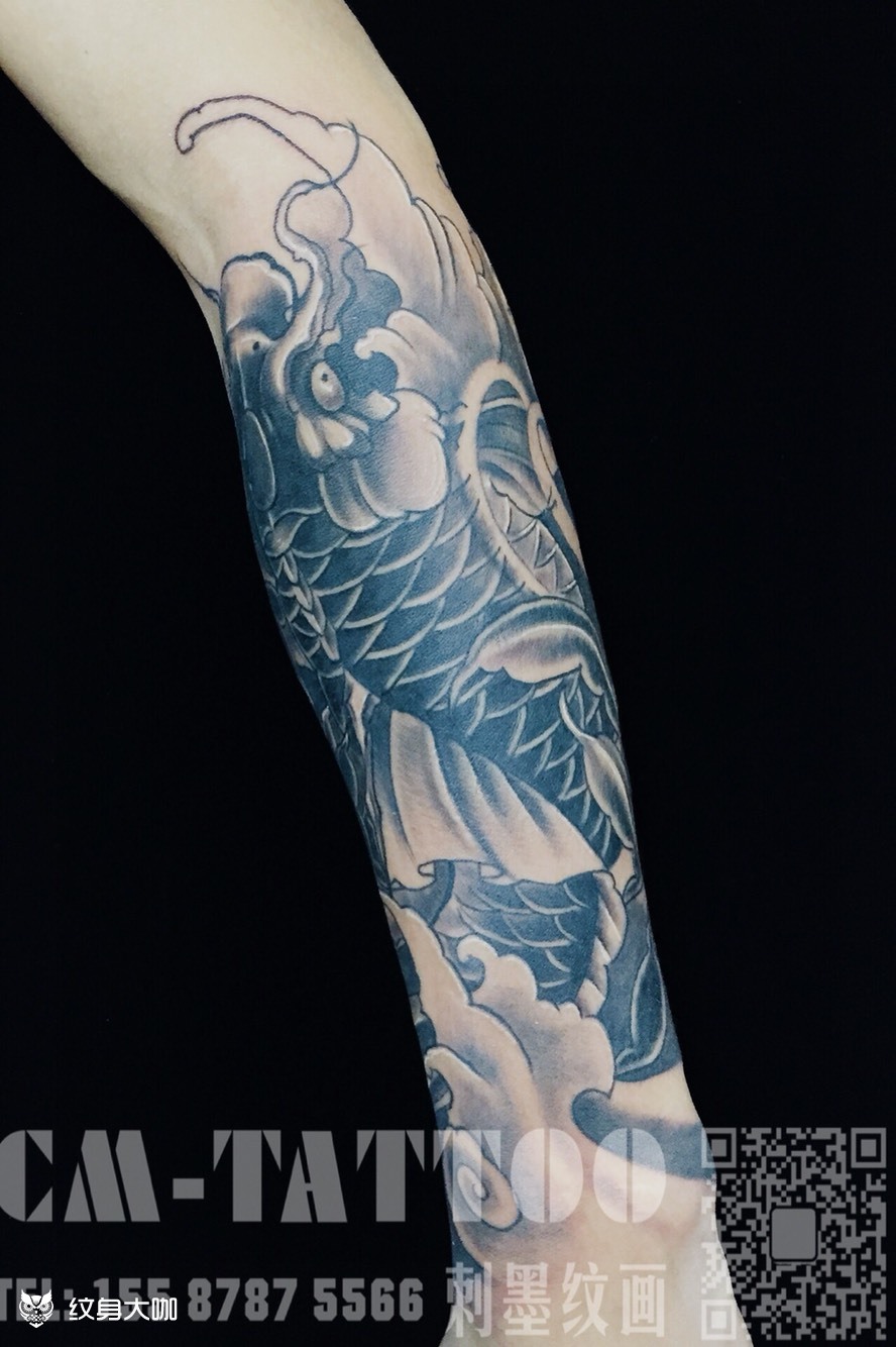 鲤鱼纹身图片手臂黑色图片