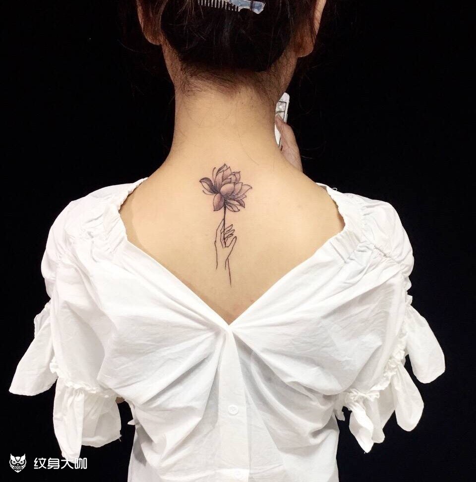 美女颈后花刺青