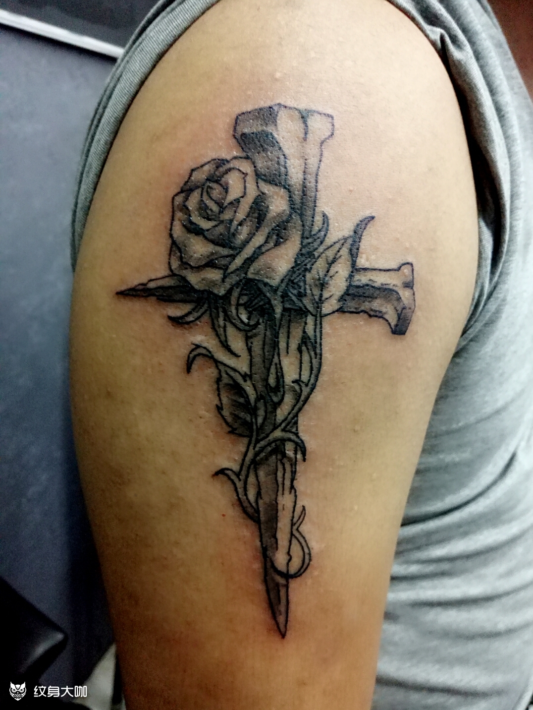 十字架玫瑰_纹身图案手稿图片_李湘的纹身作品集