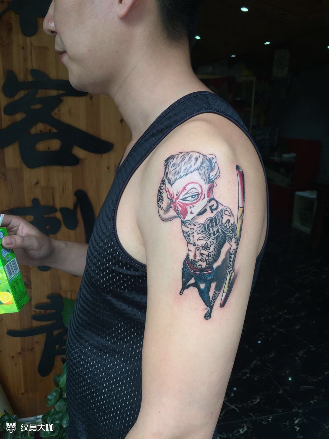 大臂纹身社会猴