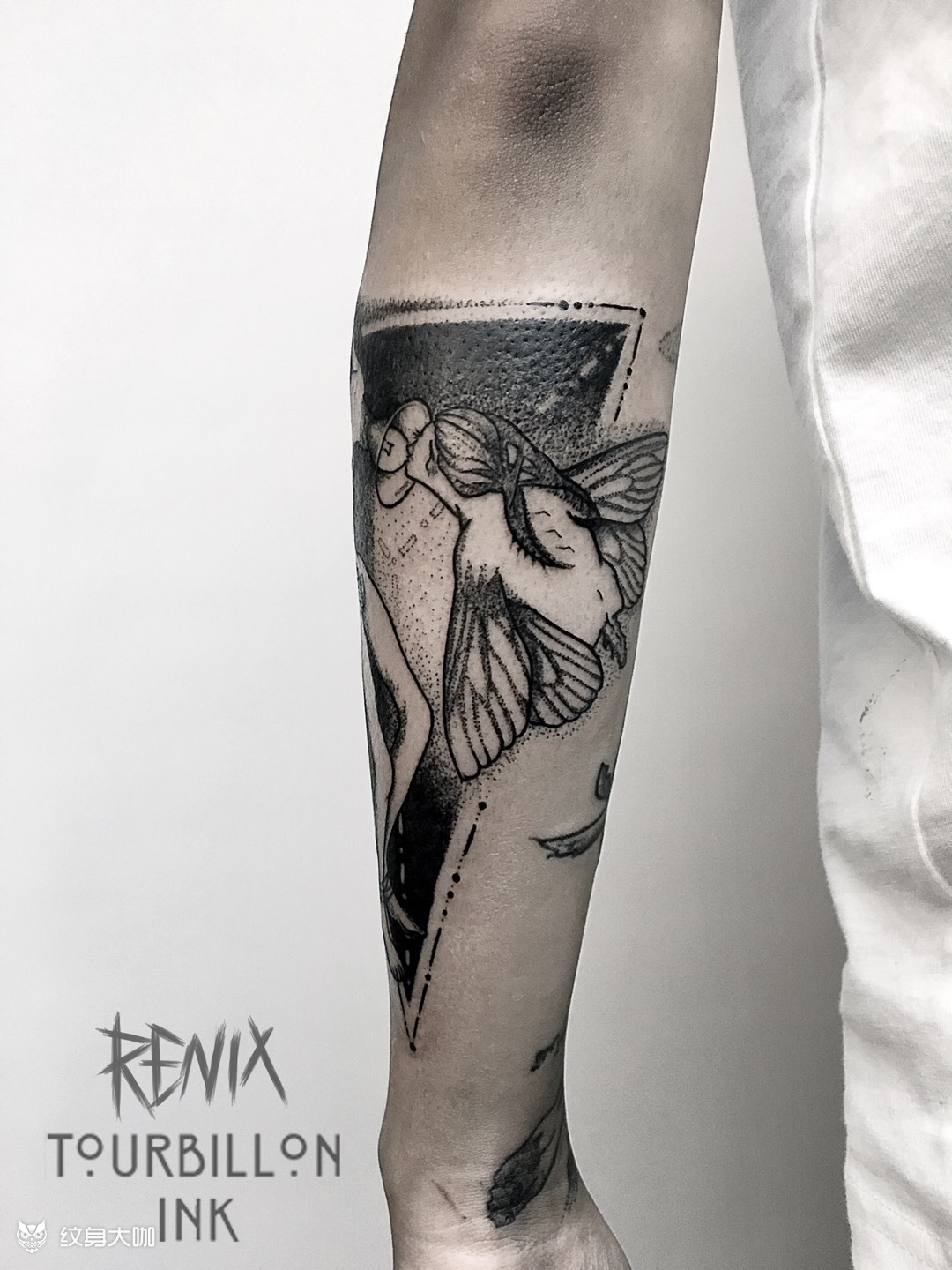 飞蛾扑火_纹身图案手稿图片_李馨儿的纹身作品集