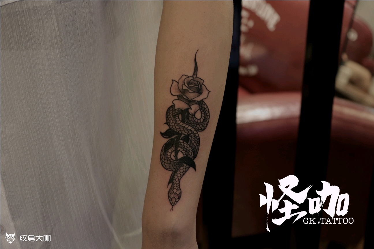 小臂玫瑰与蛇_纹身图案手稿图片_新月newmoon.tattoo的纹身作品集