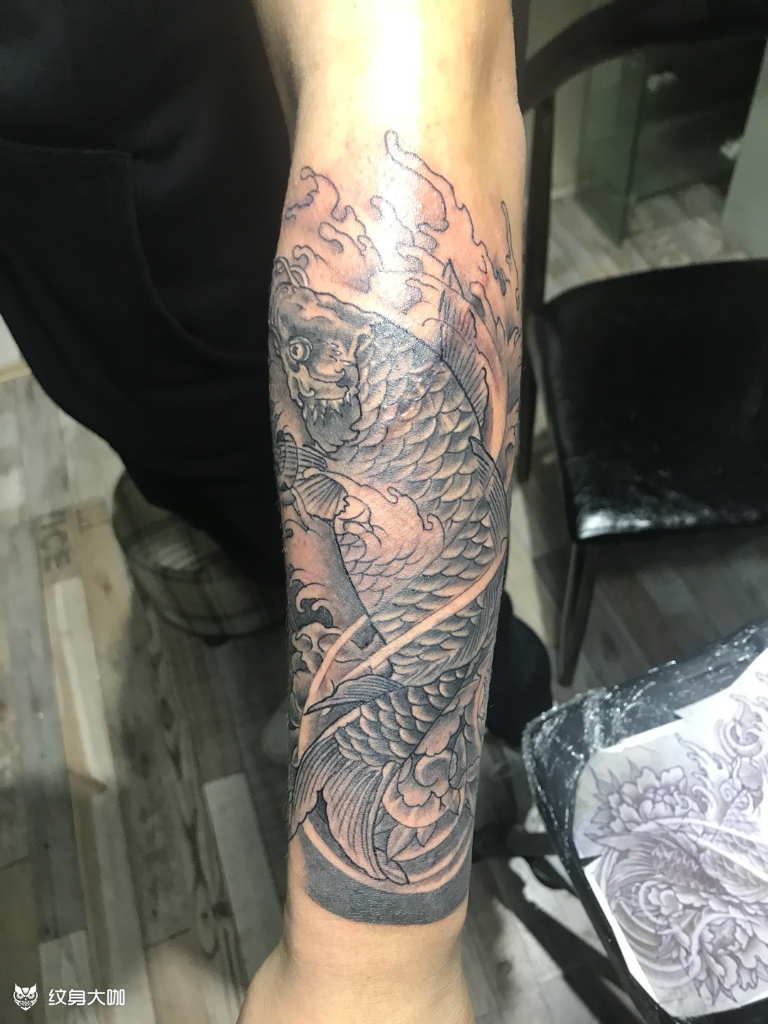 黑灰鲤鱼_纹身图案手稿图片_叶晓君的纹身作品集