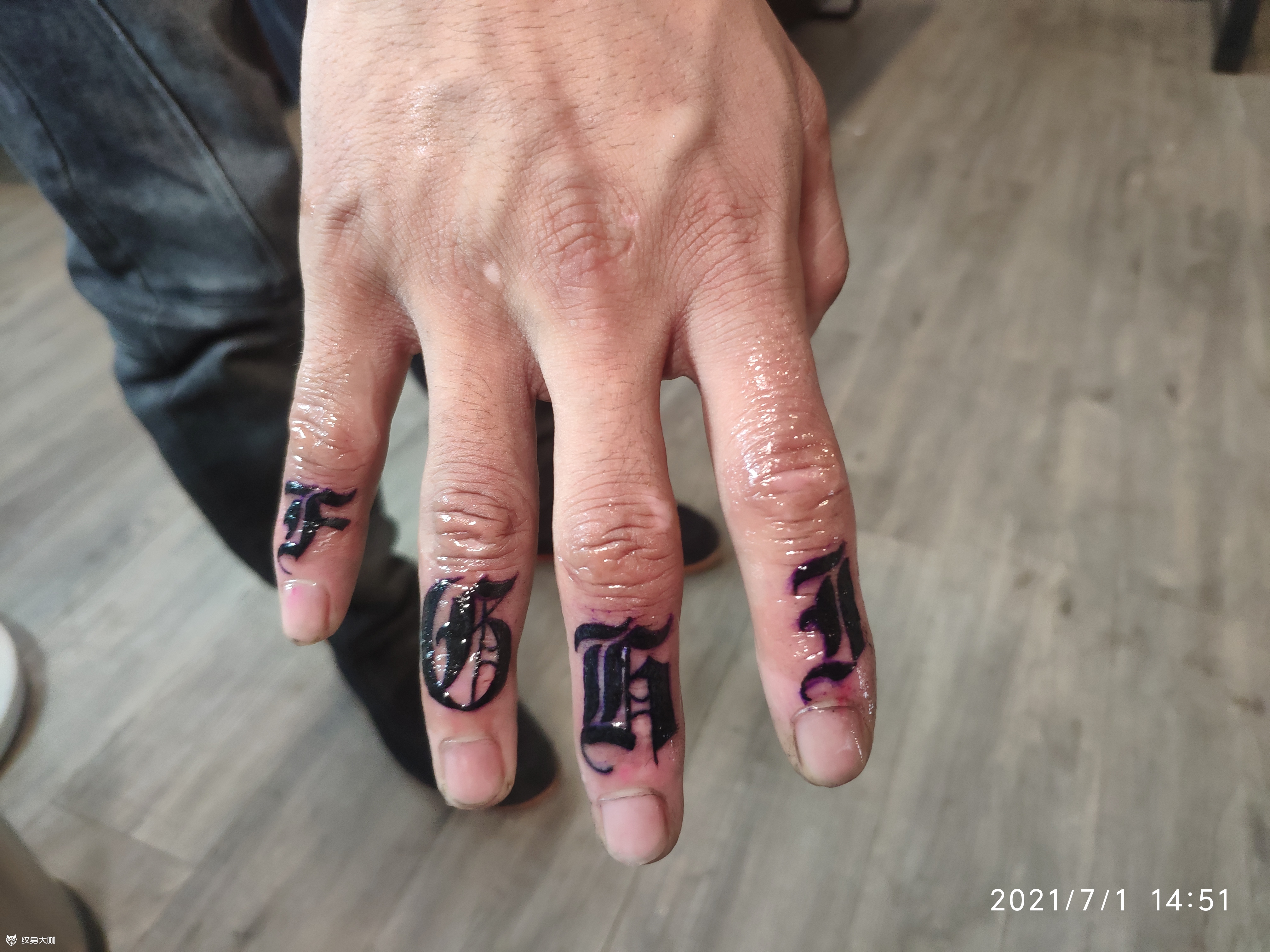 手指纹身四个字图片