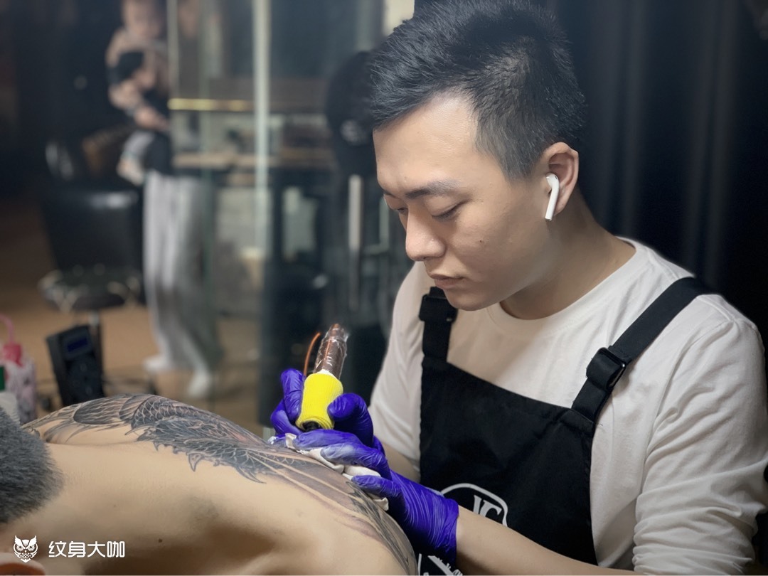 半背龙覆盖两个陈年纹身