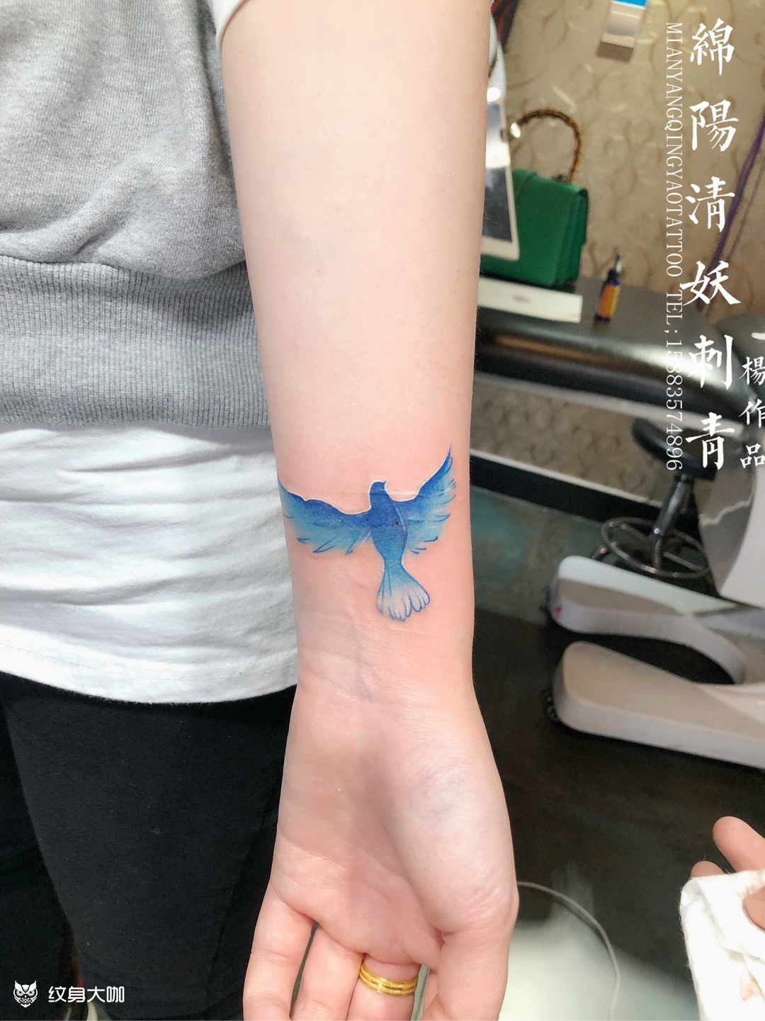 手腕鸽子纹身展翅飞鸽