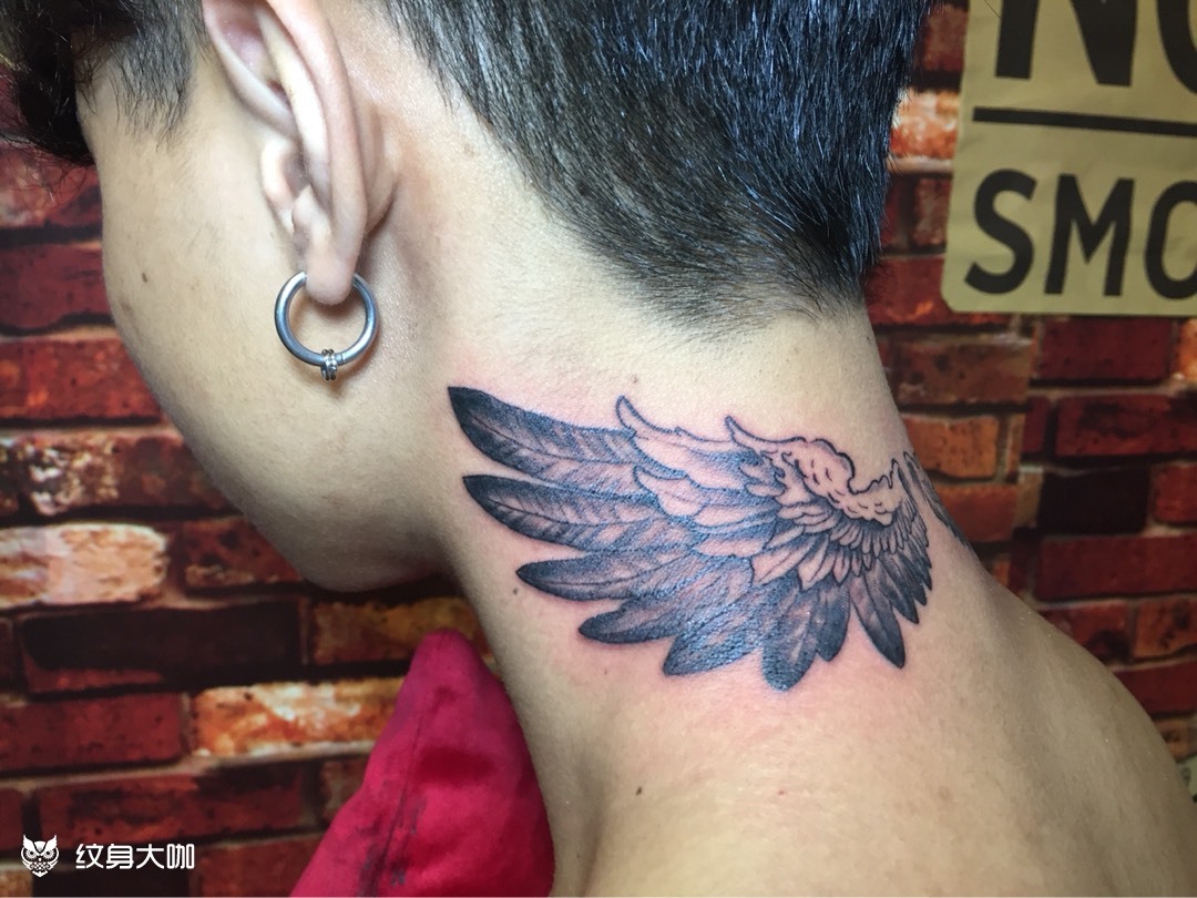后颈纹身图案翅膀图片