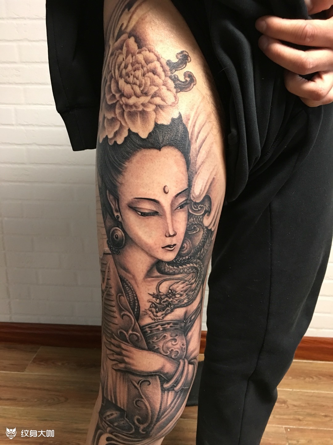 花腿纹身古风美女