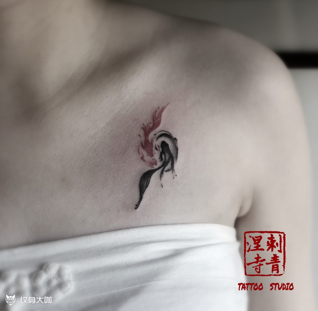 作品简介:小美女的第一个纹身,阴阳鱼～涅寺刺青处纹身师纹身师李山