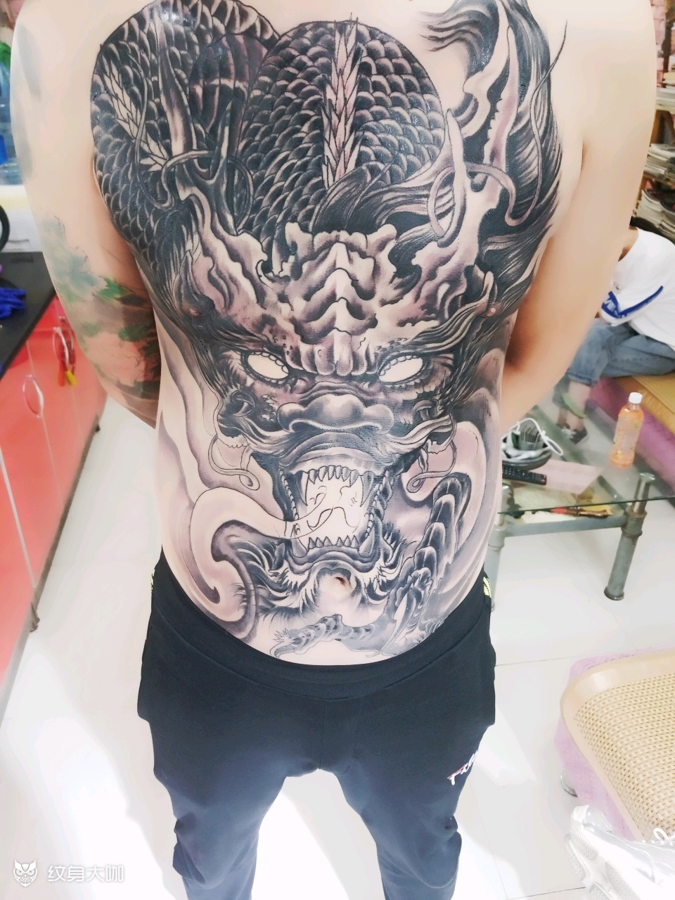 大龙暴力遮盖老纹身
