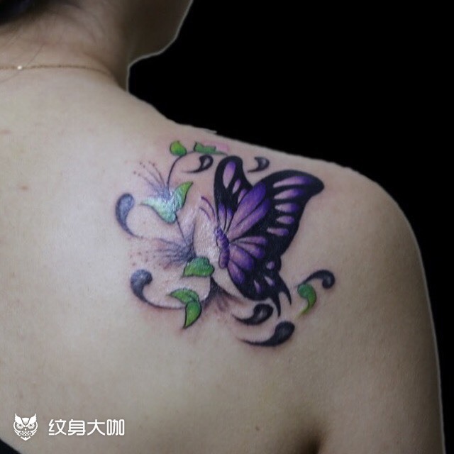 肩膀蝴蝶纹身