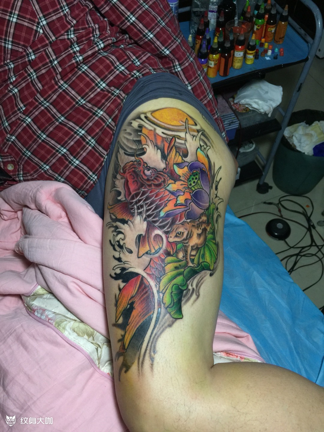 大腿彩色招财鲤鱼_纹身图案手稿图片_阿虎的纹身作品集