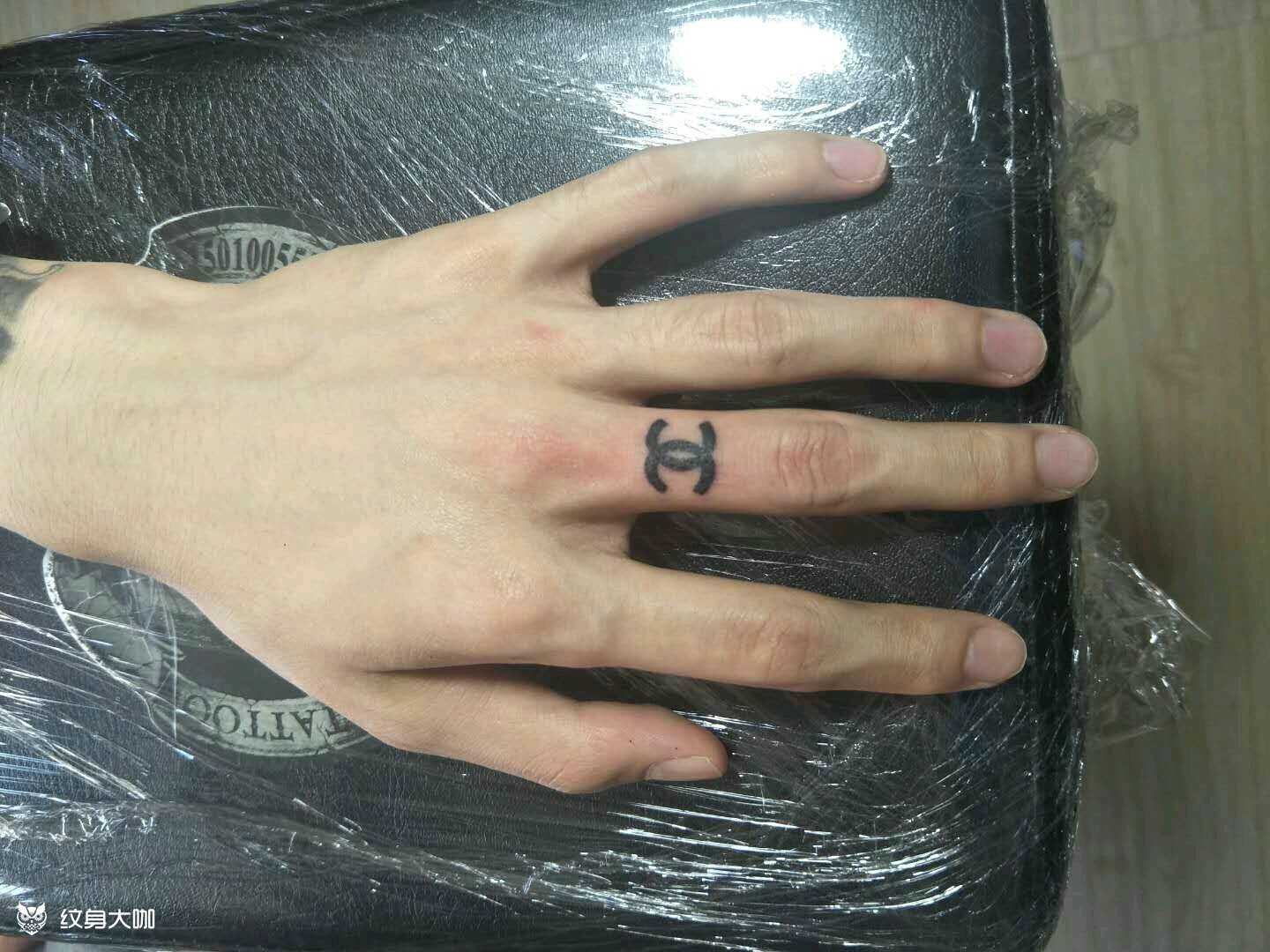 香奈儿纹身手指图片