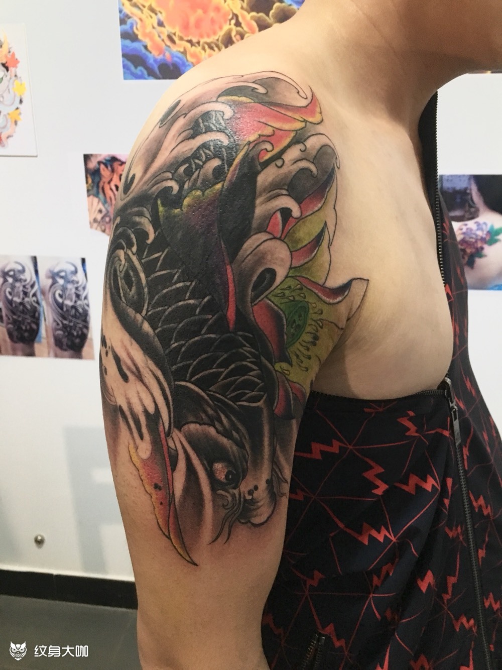 鲤鱼遮盖滴血狼头_纹身图案手稿图片_刘潮的纹身作品集