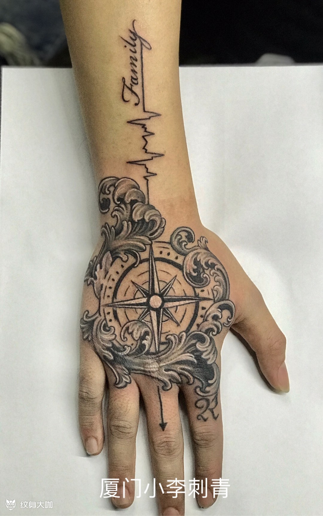 作品简介:帮客儿设计手背指南针纹身,心电图所指的方向是家庭,顾家的