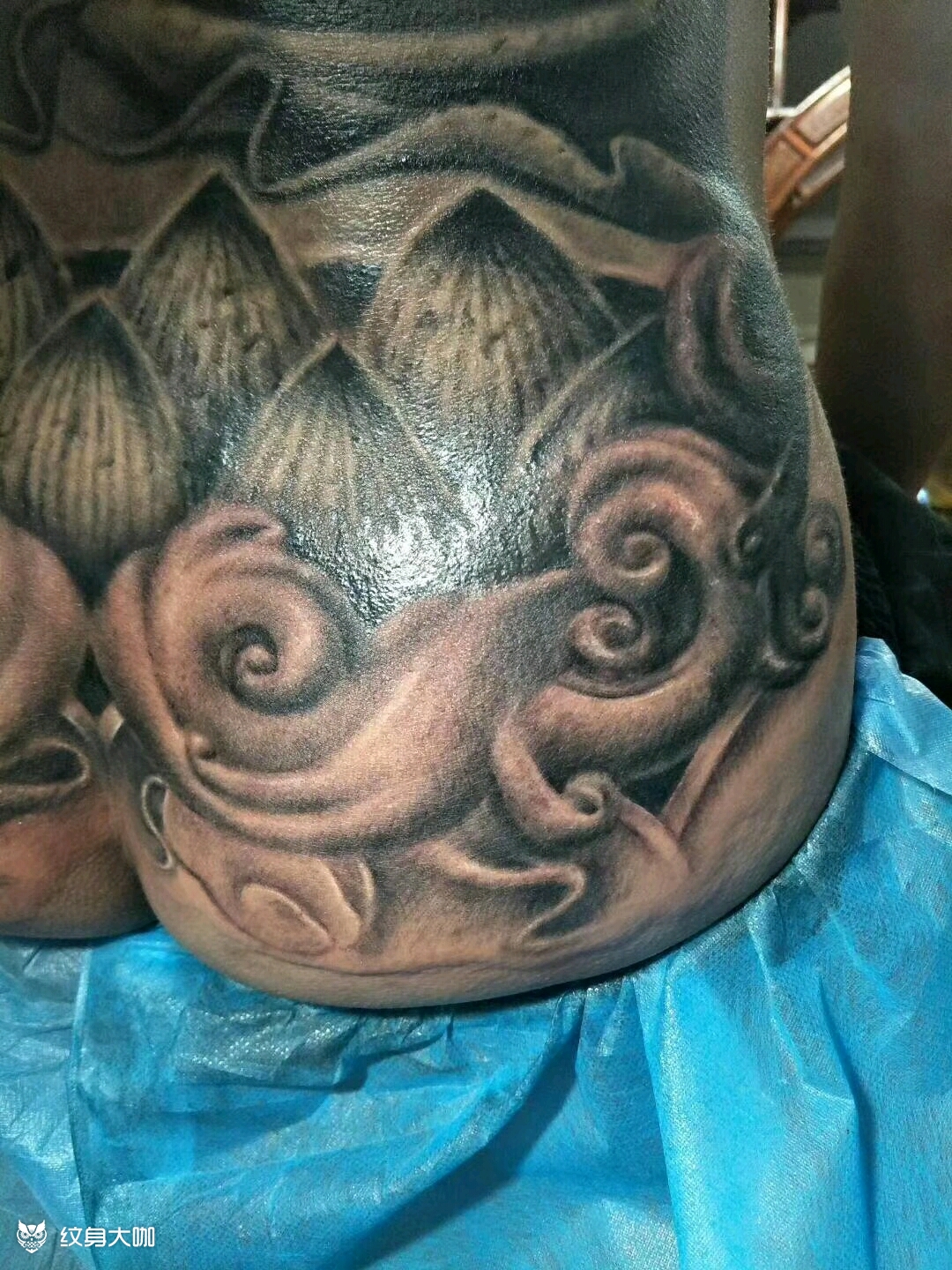 写实石裂佛满背