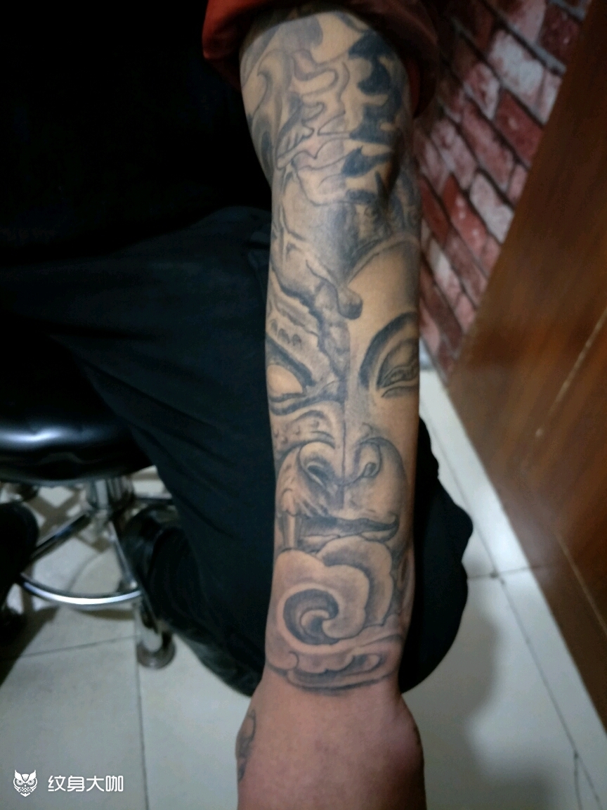 作品简介:包小臂纹身,人性本有善面恶面,善恶凸显人的两面性!