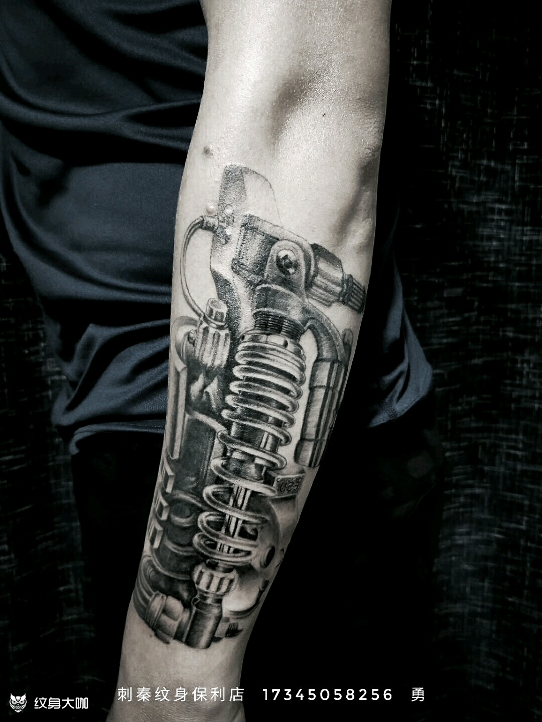 岳恒纹身机械臂图片