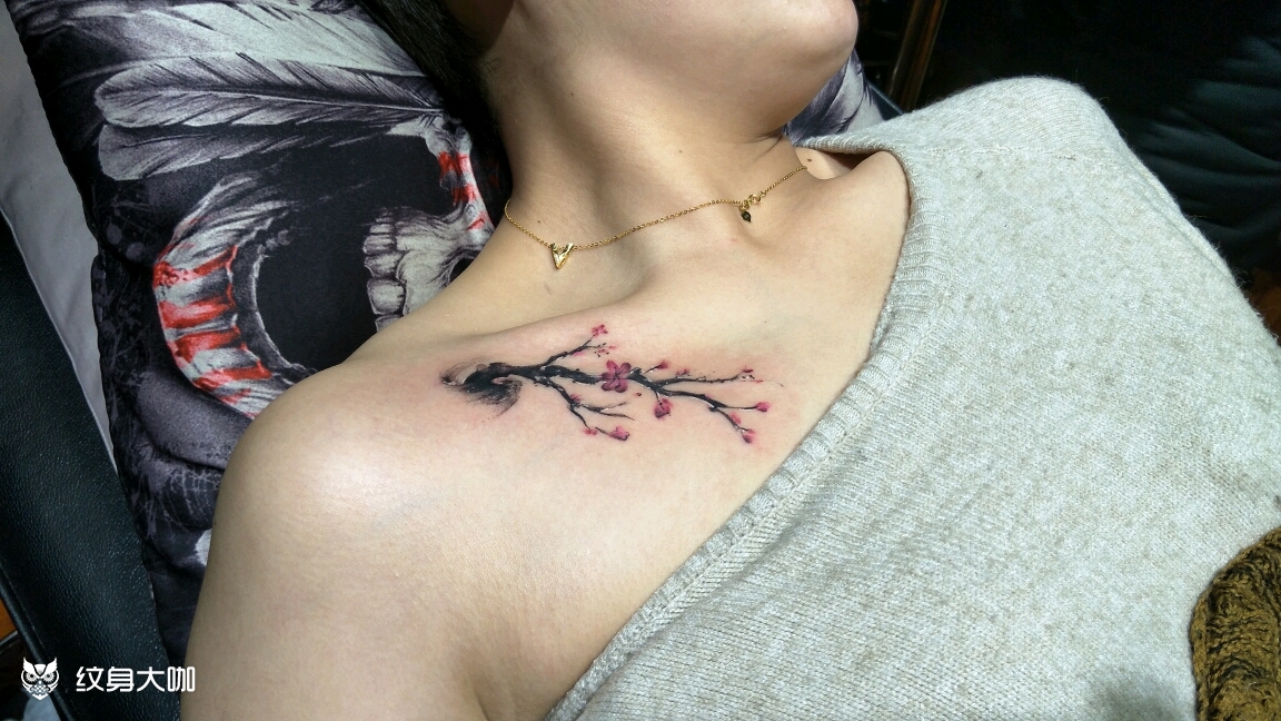 胸前梅花纹身图案女图片