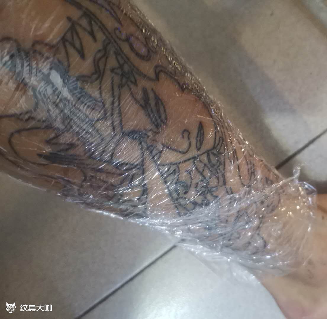 第一张是刚纹的,这个是怎么回事_纹身吧社区 - 纹身大咖