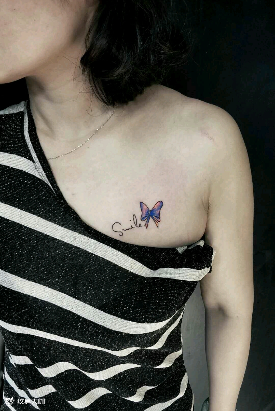 锁骨字母蝴蝶结_纹身图案手稿图片_水森林的纹身作品集